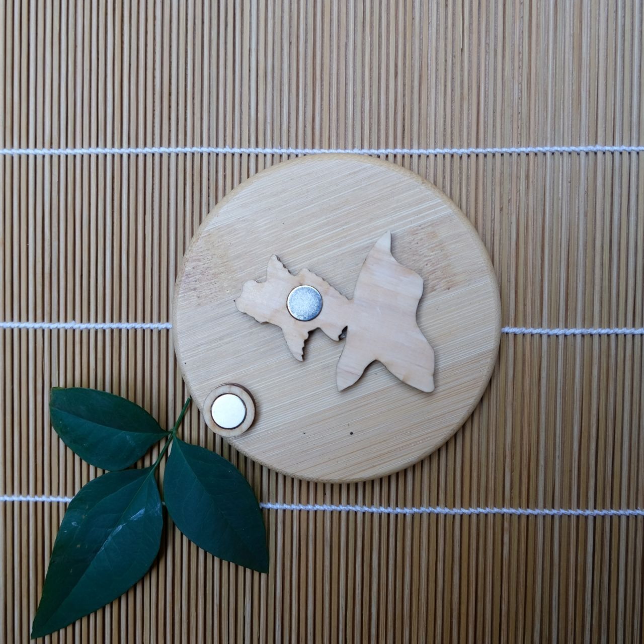 【ひのきマグネット】金魚 右向き 3 ブローチ メモ留め アートパネル