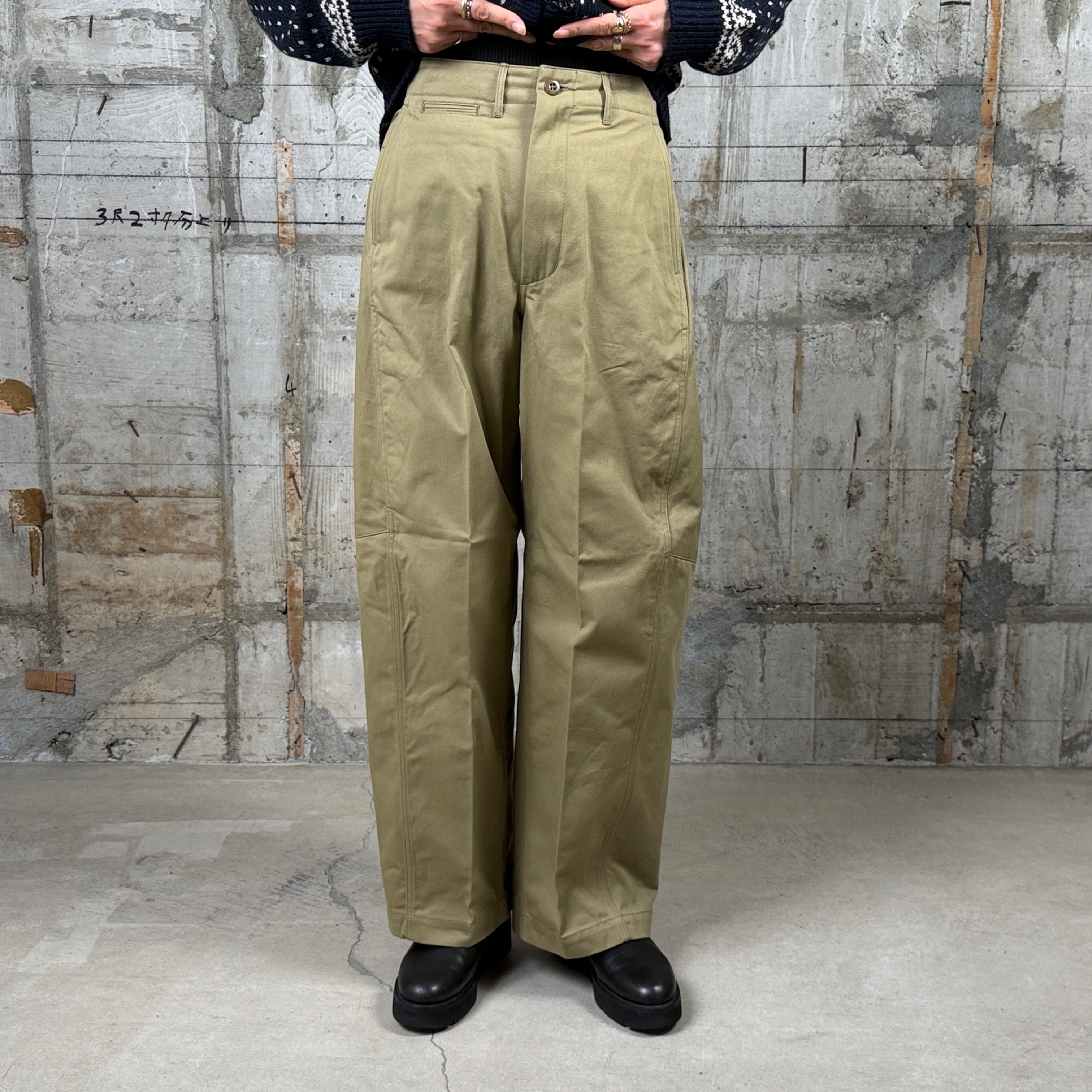 HYKE【ハイク】 BARREL-LEG CHINO PANTS (13348) | glamour online