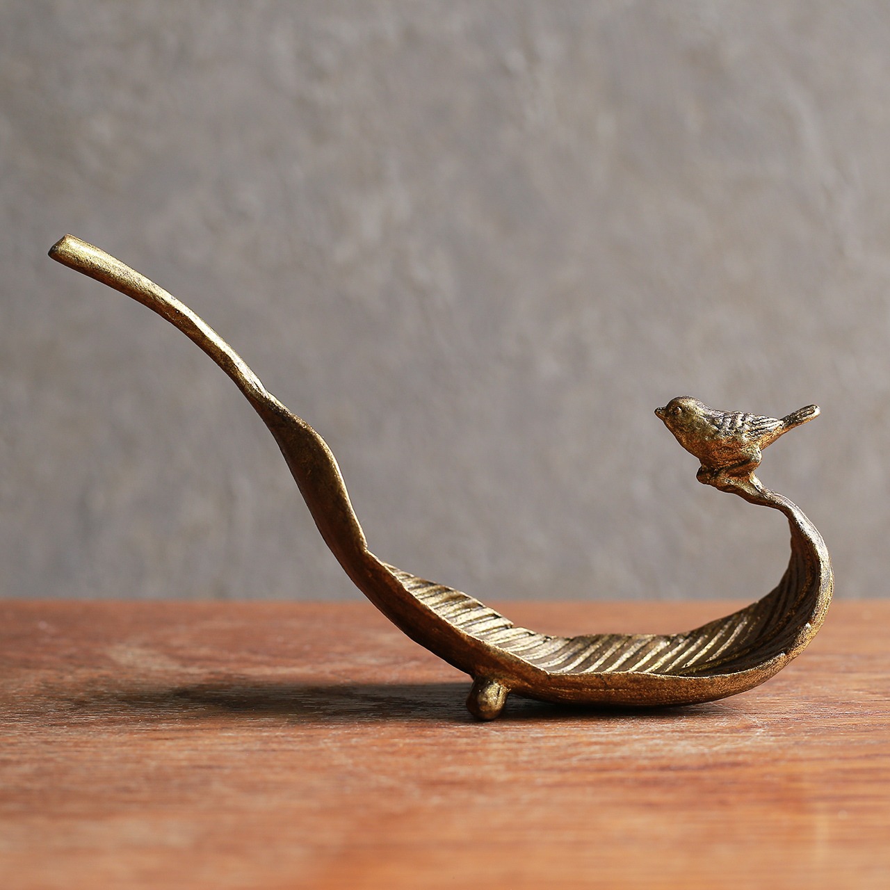 小鳥がやってくる、葉っぱ型のトレイ 1