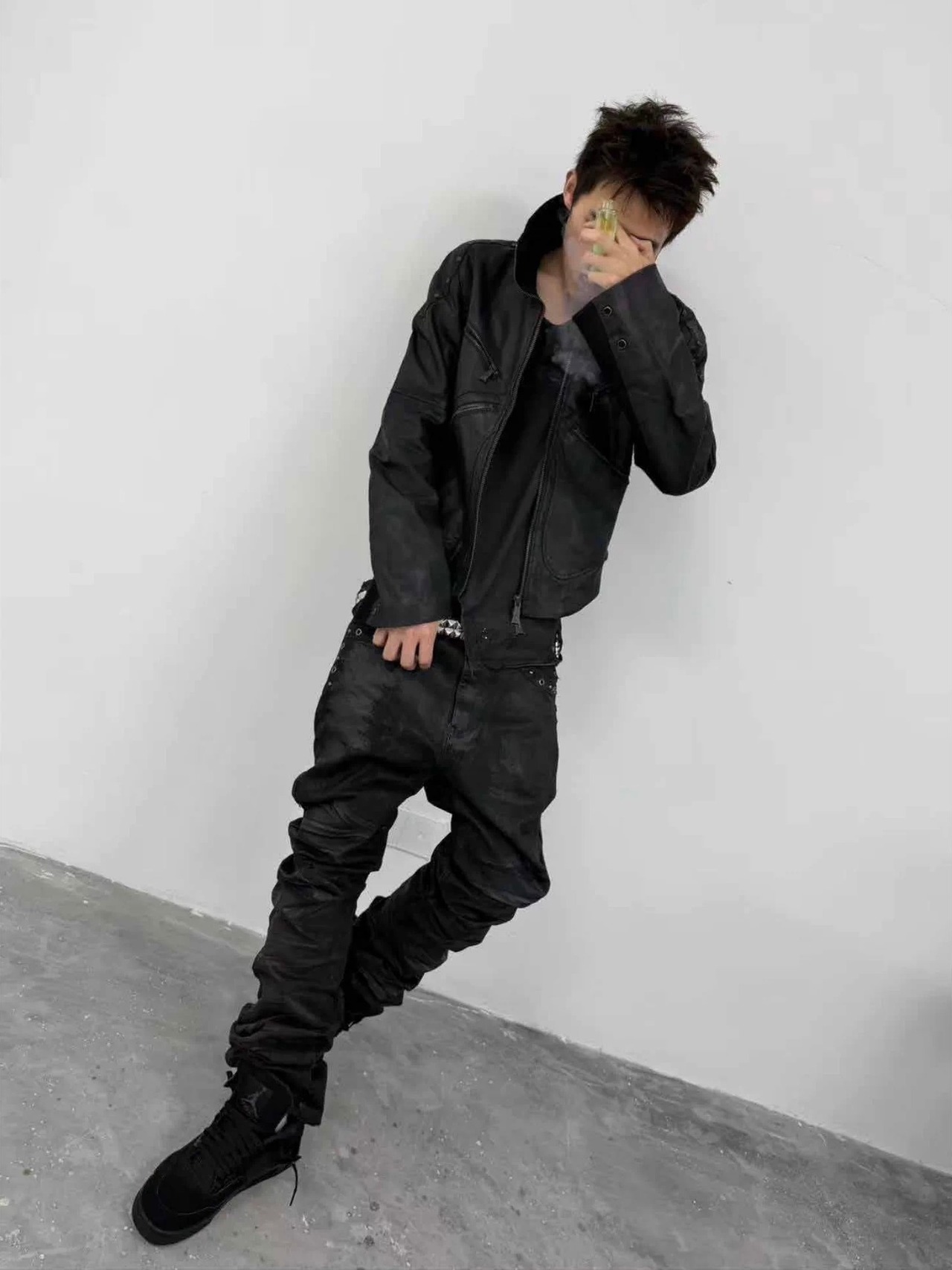 【CinderVein】Eyelet Rivet Coated Curved Denim Pants