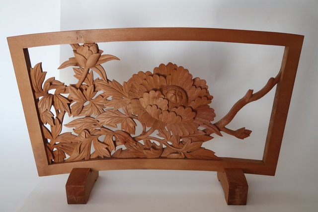 Peonies in a Fan of Light ― An Original Wood Relief by Tessō Mori