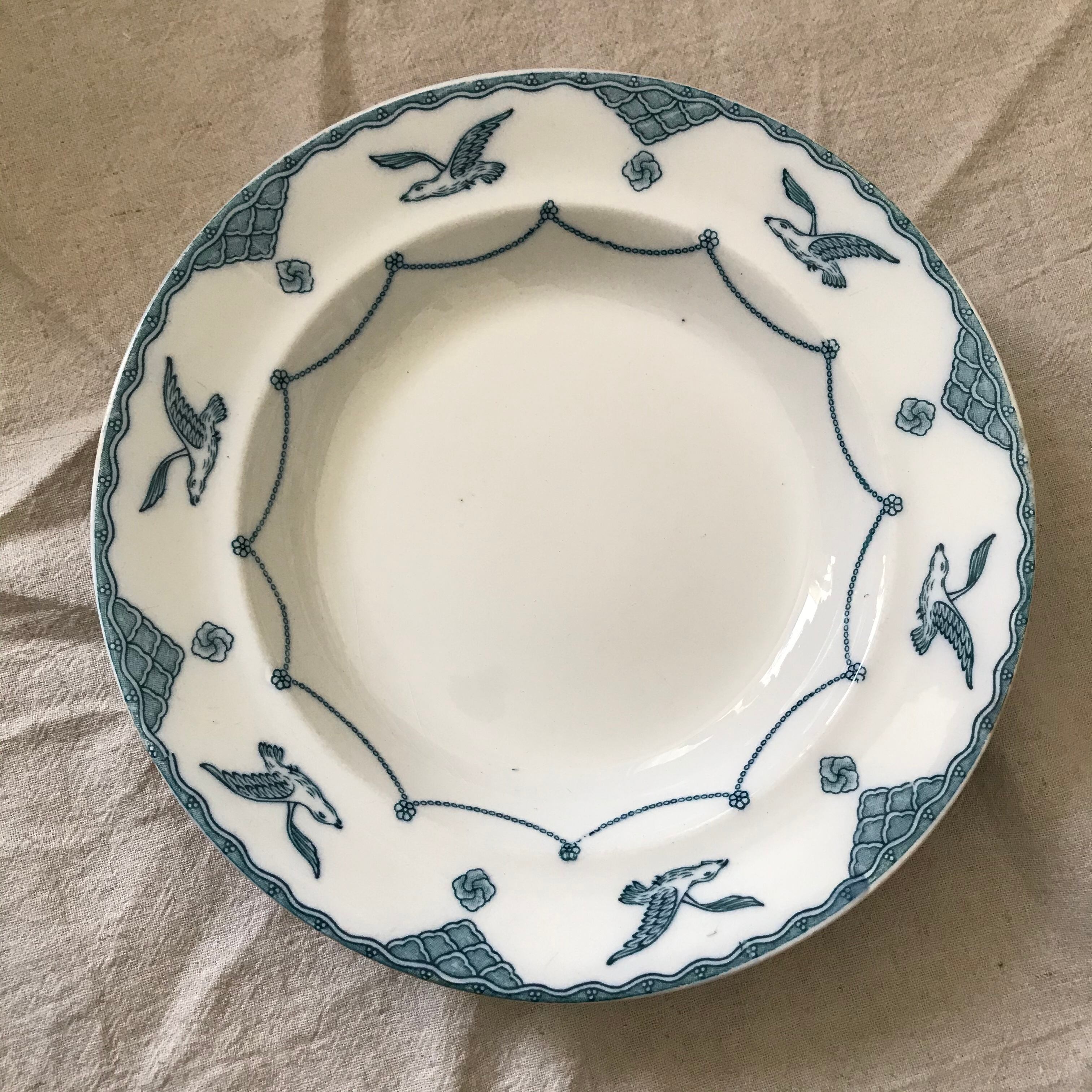 カモメの模様の深皿