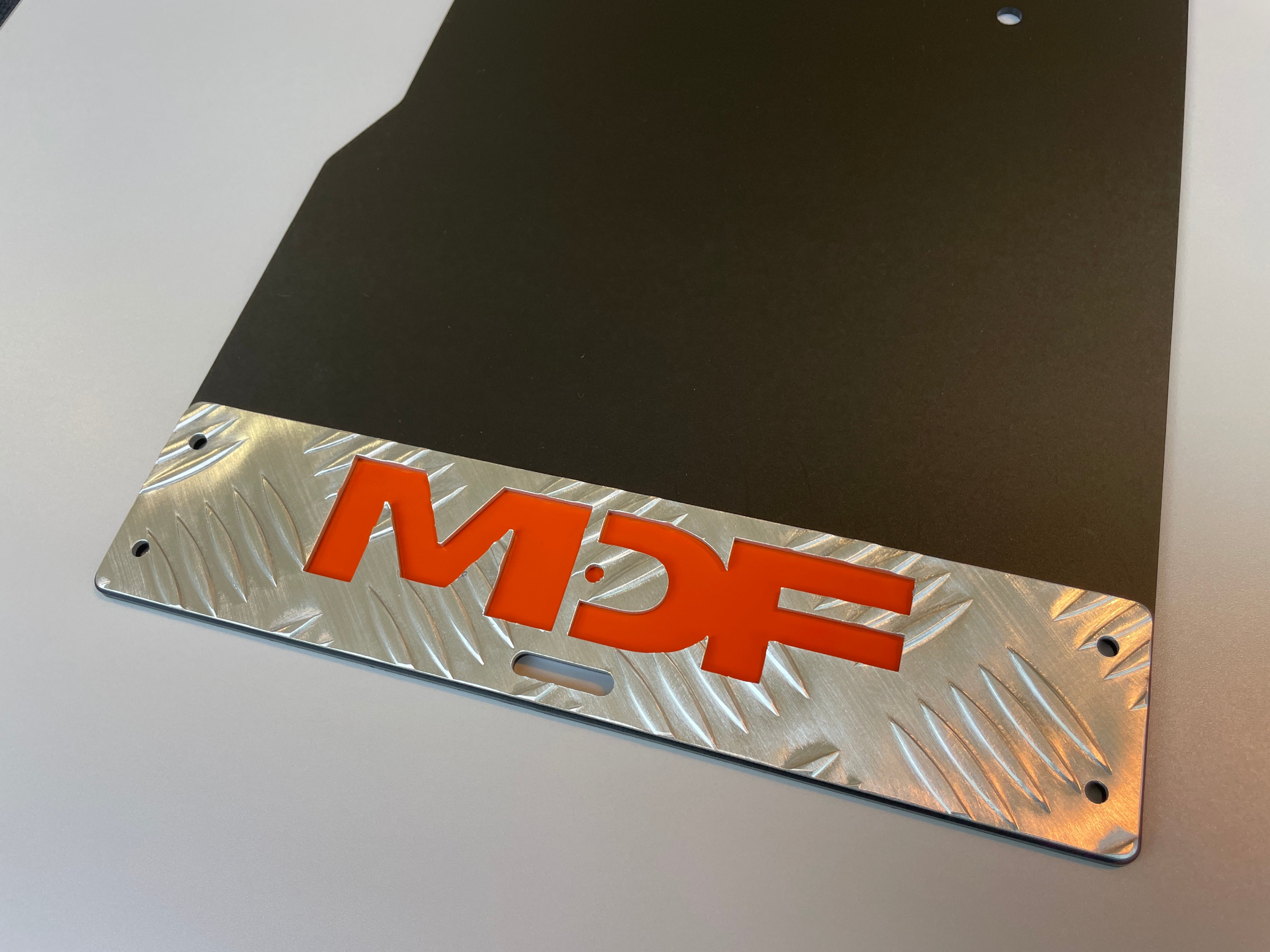 MDF デリカD:5専用オリジナルマッドフラップオプション ロゴカラー