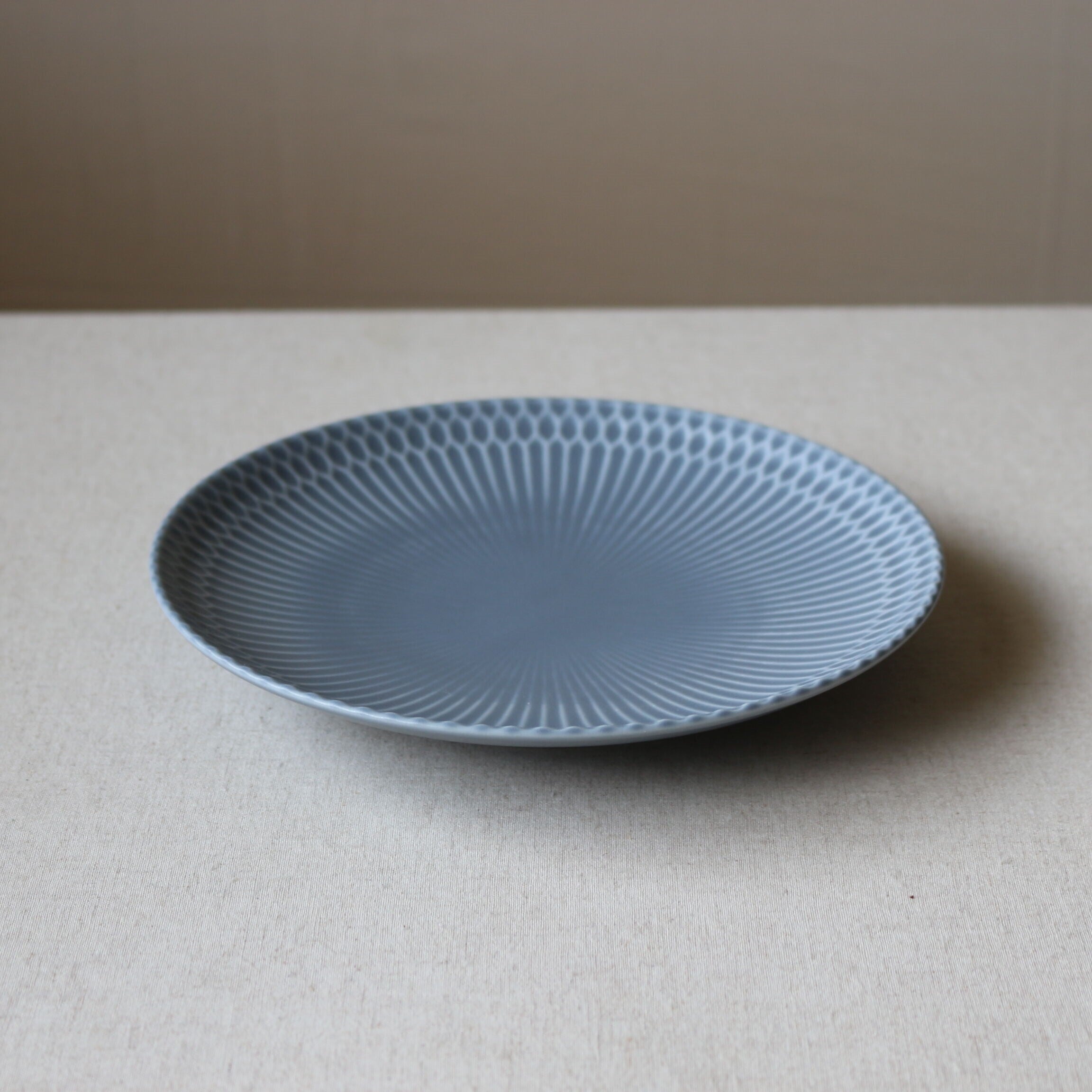 さざなみ 丸皿 20cm【全3色】 白・青白・ブルーグレー sazanami 白磁