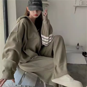 【送料無料】 パジャマ 2色 色 ルームウェア 部屋着 ナイトウェア 上下セット 2点セット ロング マキシ 袖あり 長袖 萌え袖 Vネック Aライン フレア 厚手 可愛い 大人可愛い きれいめ シンプル カジュアル コンサバ 上品 おしゃれ こなれ感 ラフ 冬 ボーダー 30代 40代 レディース 女性用 休日 お出かけ 買い物 日常使い 普段使い オルチャン 韓国系 ファッション 楽ちん 体型カバー 定番 プチプラ 着痩せ   インスタ映え ゆる グリーン ベージュ