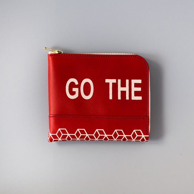 ”GO THE PATHLESS WAY  / Less is bore” printed L zip small wallet