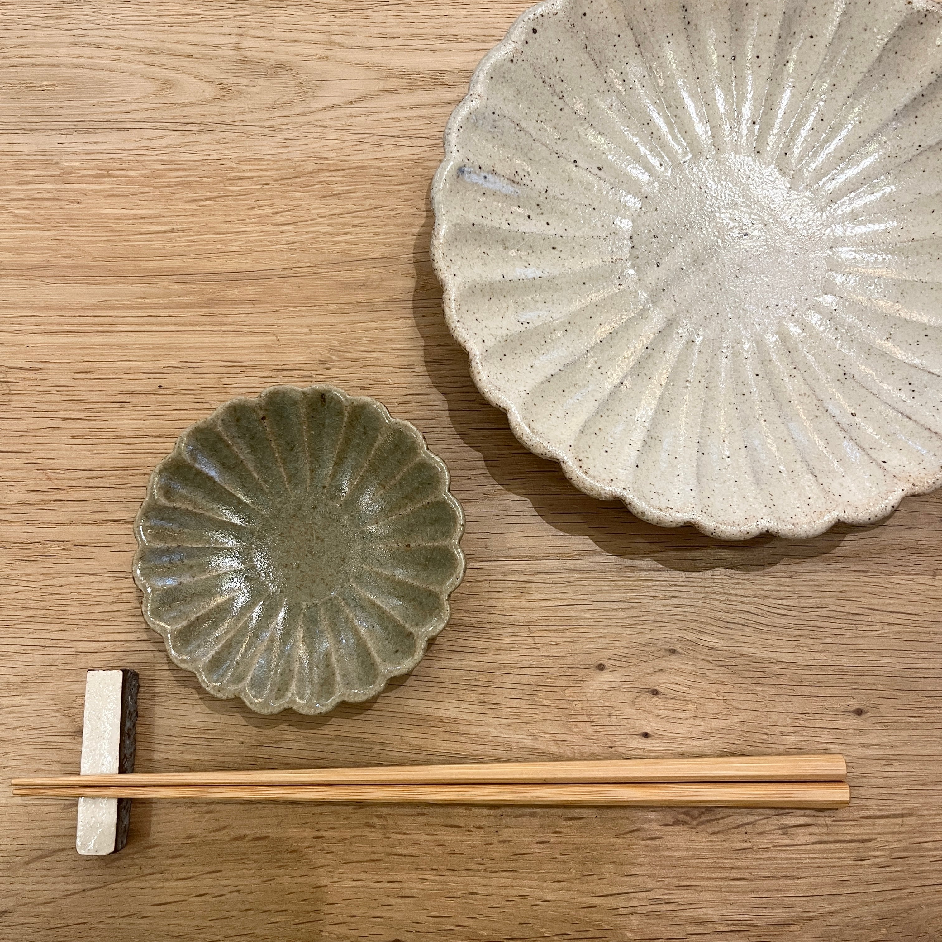期間限定販売＞ 手島英則 松灰釉 シノギ皿 3号 豆皿 | ihana design