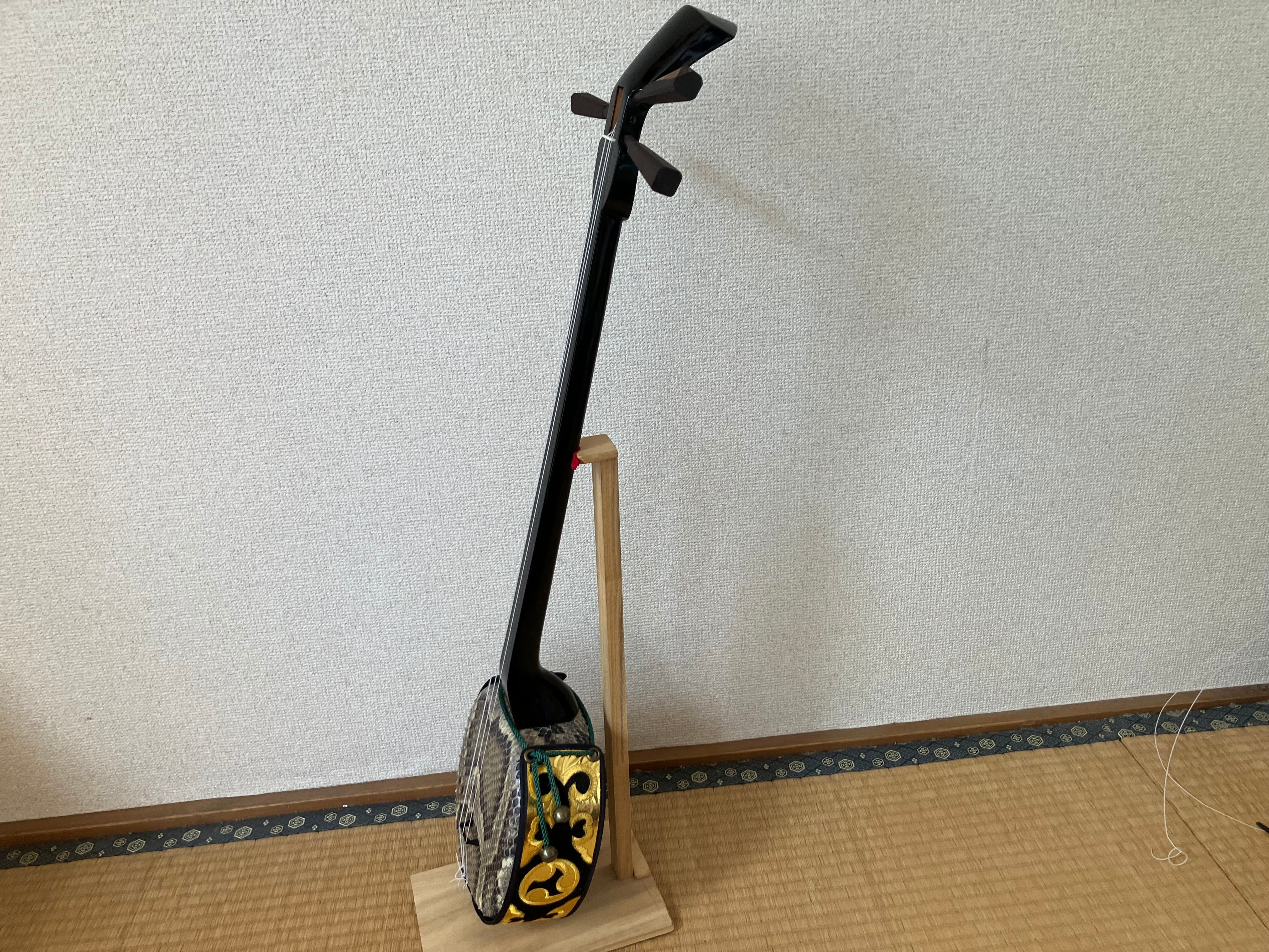 沖縄三線(マカビ) 名工上里忠夫作 桜 マカビ黒塗り仕上げ | クオレ三線工房えぞ三弦