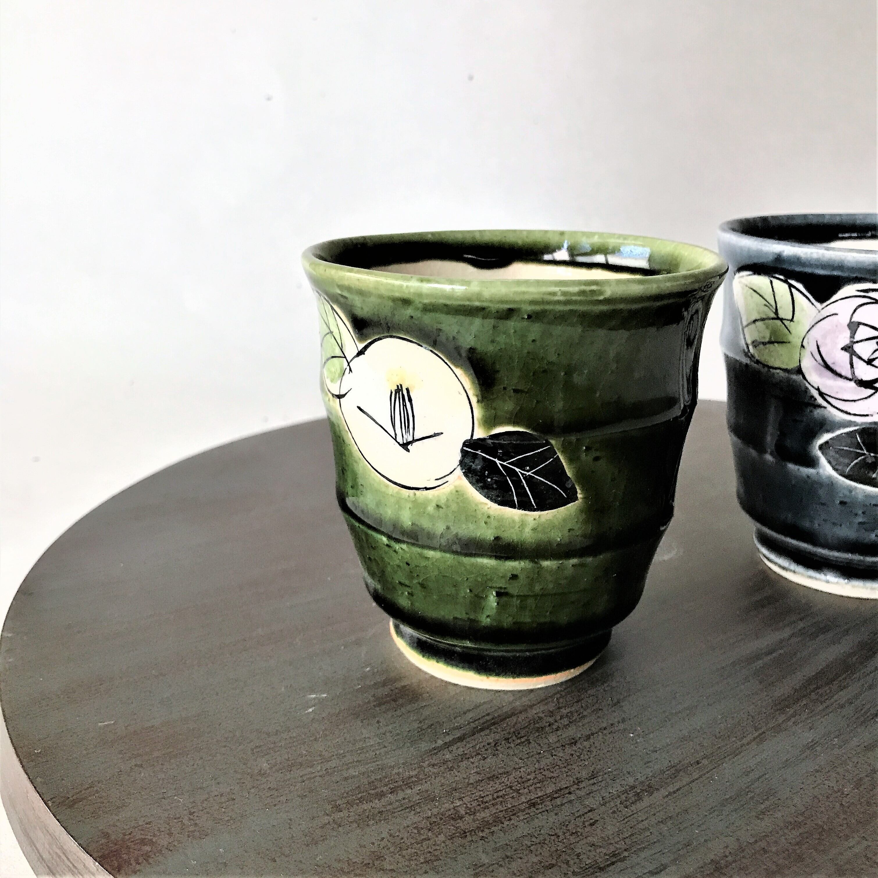 お湯呑み　藍ばらと織部黒椿