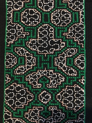 中型刺繍　テーブルセンター　黒地刺繍AAA 19x69cm 白緑ピンク　縁縫い　アマゾン・シピボ族の刺繍　SHIPIBO
