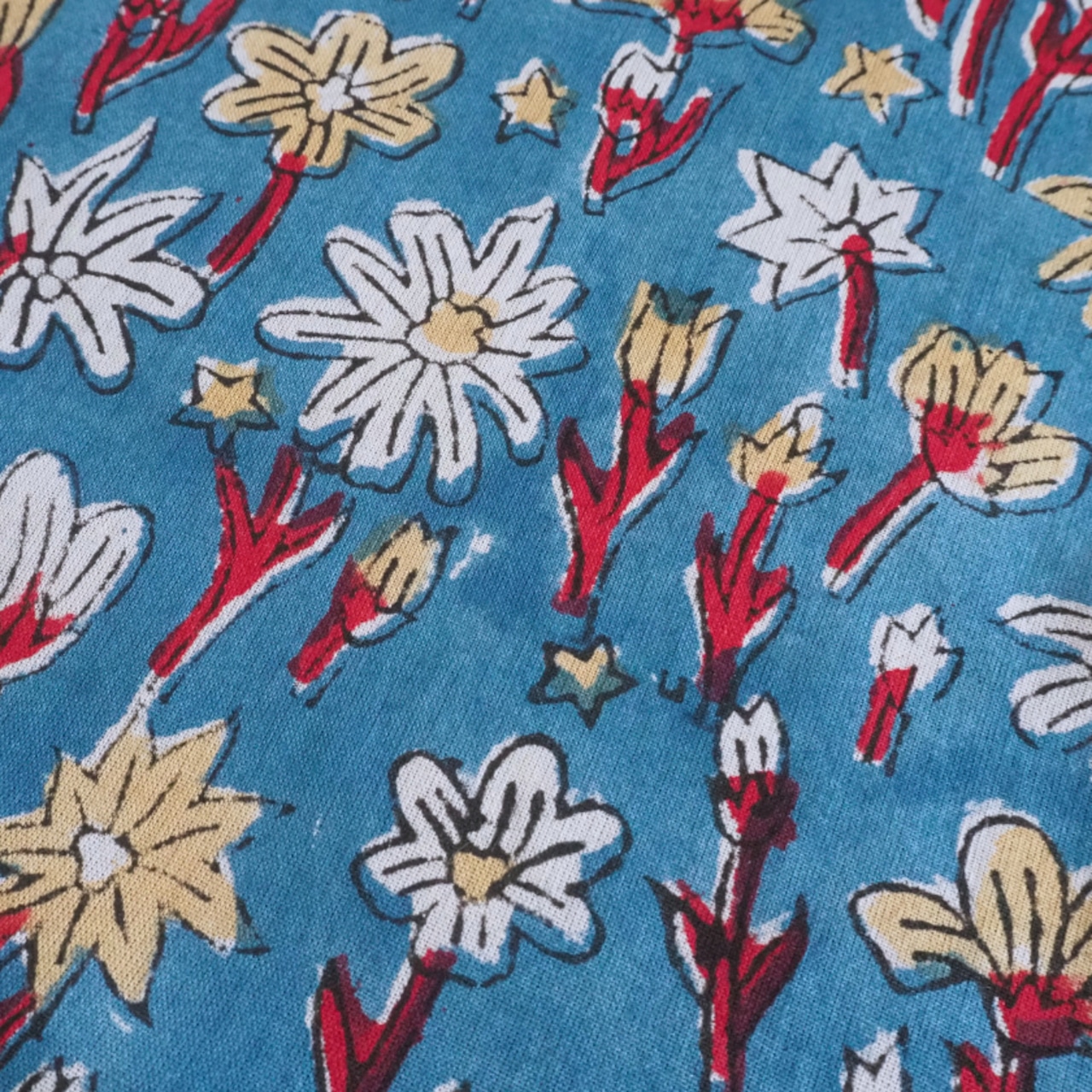 ブロックプリント生地【50cm単位】インド綿 花柄 ブルー×赤ー×ベージュ #56325-BL1