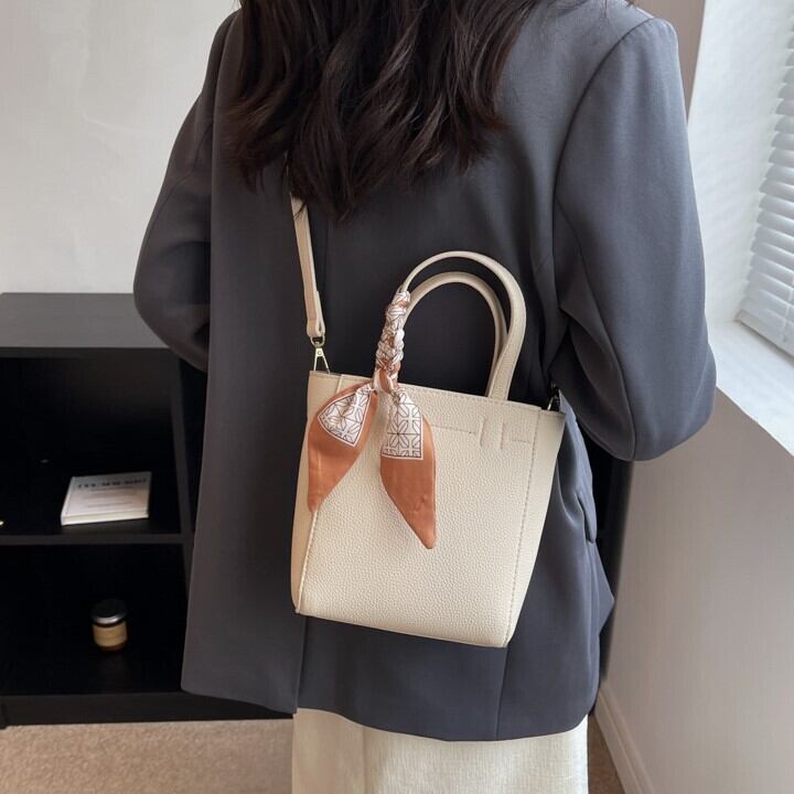 バッグ レディース 4色 ショルダーバッグ ハンドバッグ 2way 斜めがけ 肩がけ 手持ち ショルダー 軽量 ストラップ バンド ファスナー PU かわいい 大人可愛い きれいめ シンプル カジュアル エレガント おしゃれ おとな キュート ガーリー レトロ 無地 OL 通勤 学生 通学 デート お出かけ 女子会 散歩 カフェ巡り 街歩き 小さめ カーキ ベージュ ブラック ブラウン 春 秋 冬 10代 20代 30代 ママ 韓国系 普段使い ファッション コーデ モテ トレンド 流行 送料無料