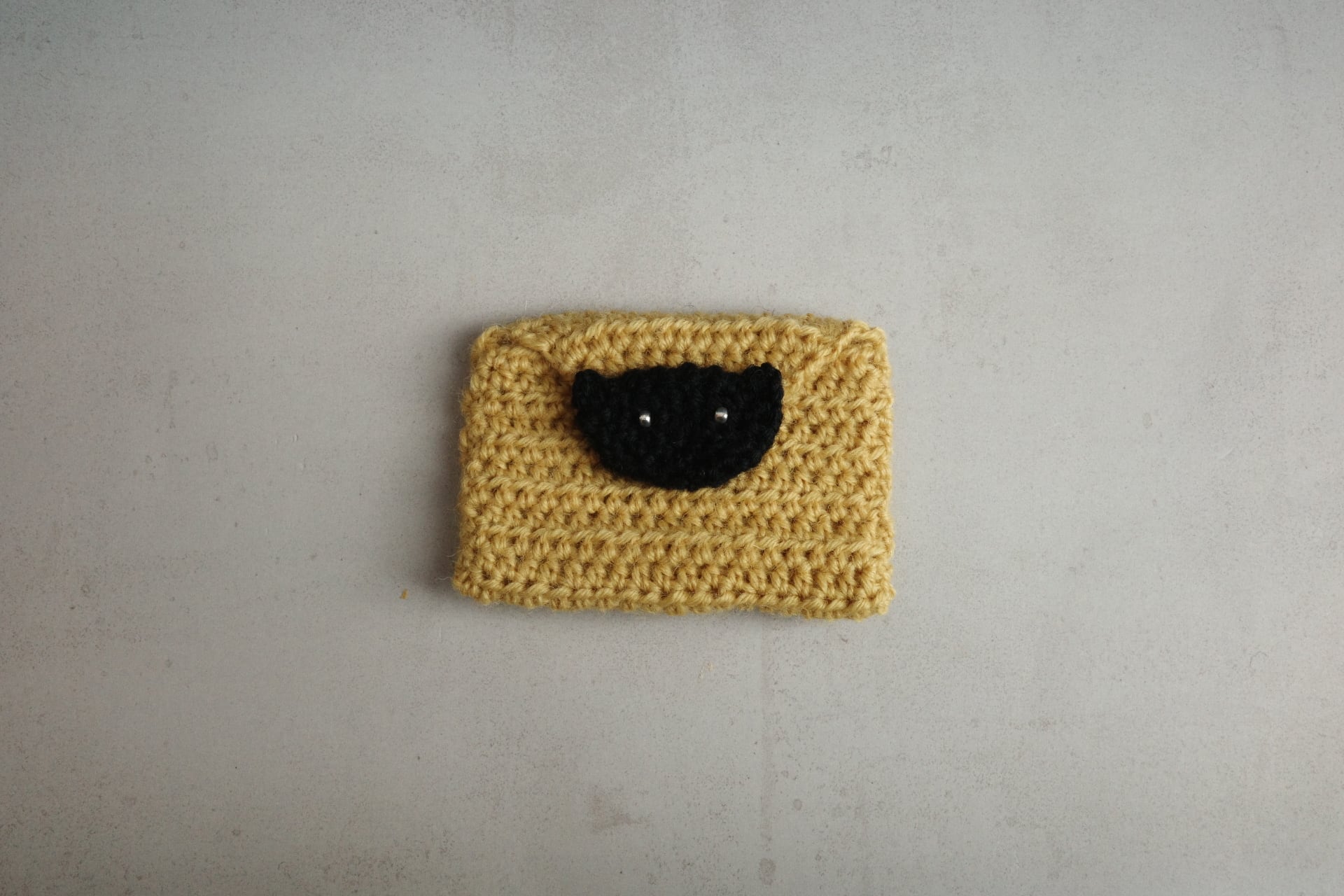 ビーズおめめの黒猫のミニミニポーチ・マスタード(7×5cm)