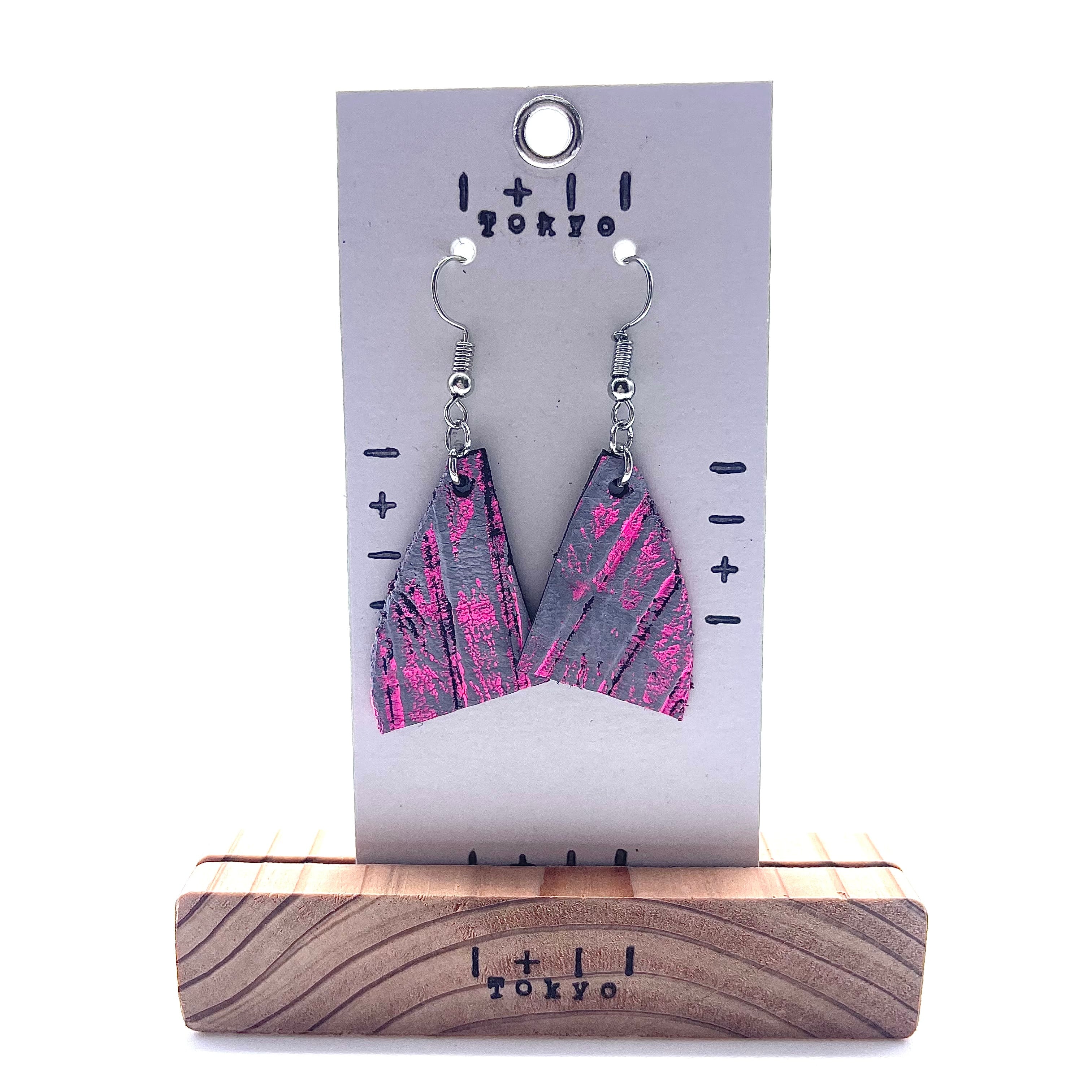 革ピアス　派手なテント　本革