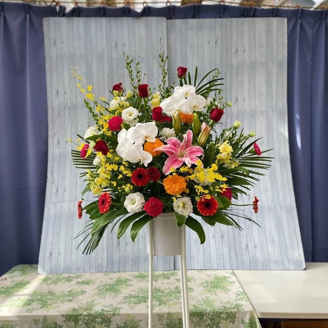 お祝いの気持ちを胡蝶蘭とバラの豪華なスタンド花で贈る「セレブレーション」(st012)