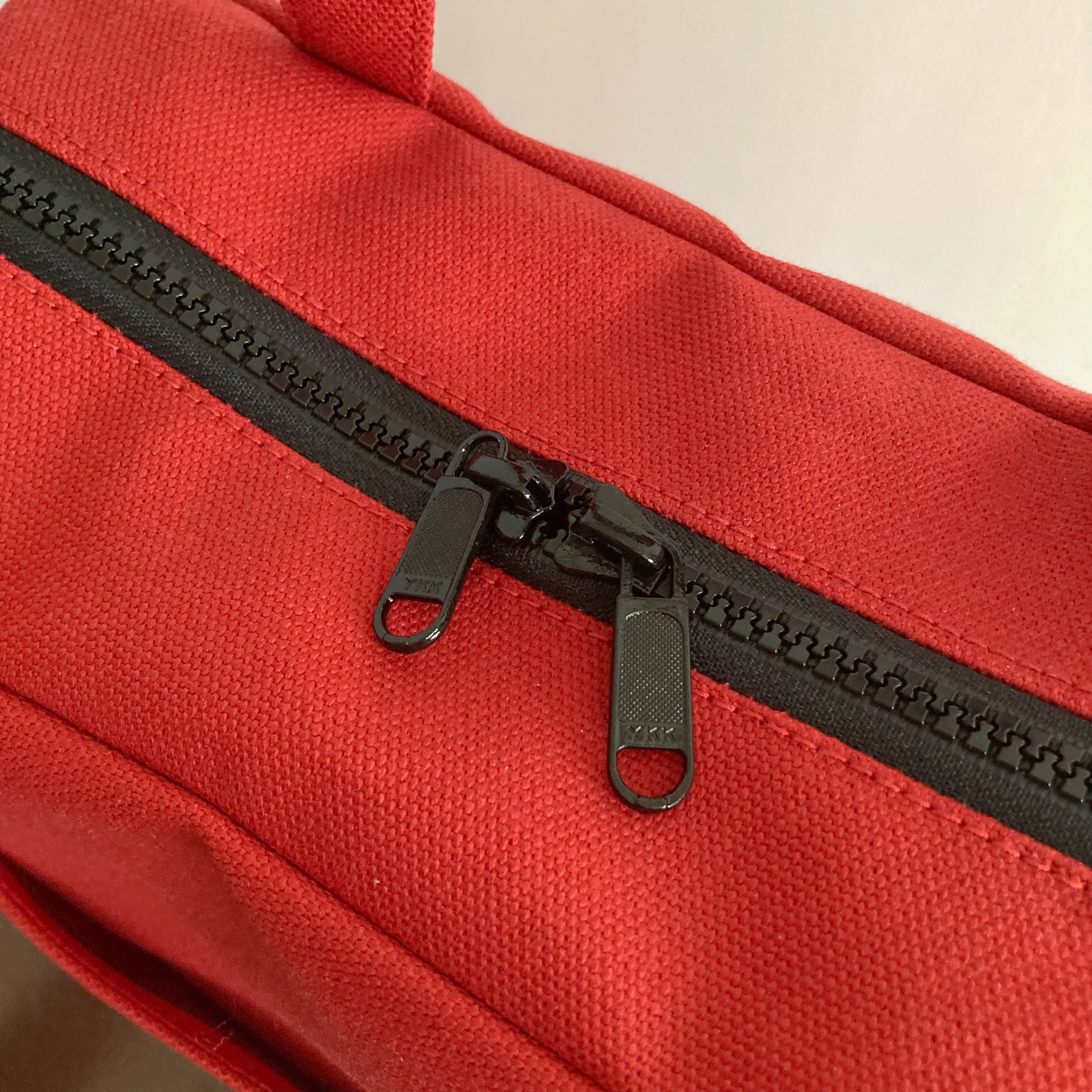 赤と白の帆 丸底プランプトート 赤 / 8号帆布 | aoya bags | シンプルで少し変わっ