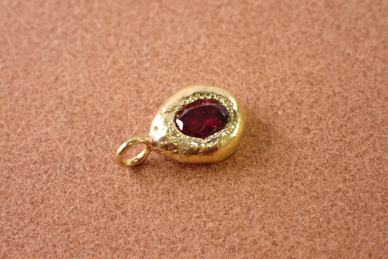 ガーネットペンダントトップ ブラス(真鍮) [D11‐97]