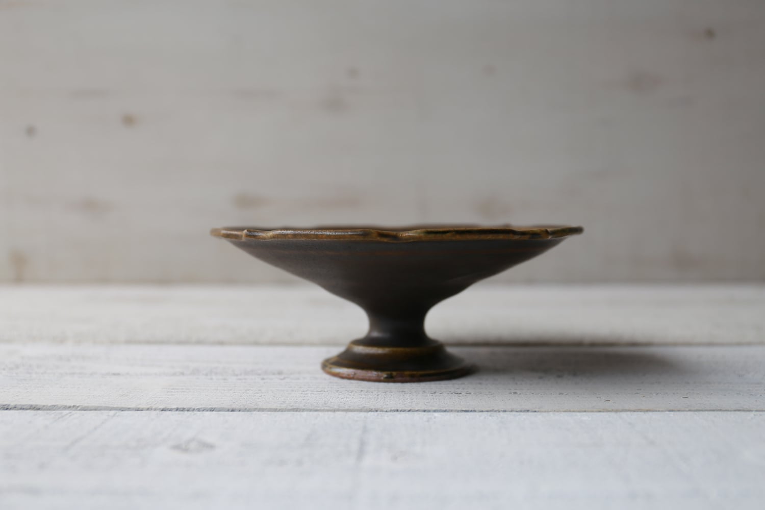 サビ釉 彫刻コンポート皿 大（18cm） | 古谷製陶所