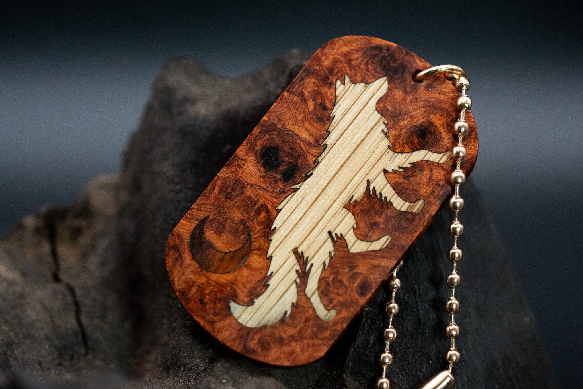 【朱色の銘木】 本花梨瘤 ドッグタグ 象嵌 闊歩