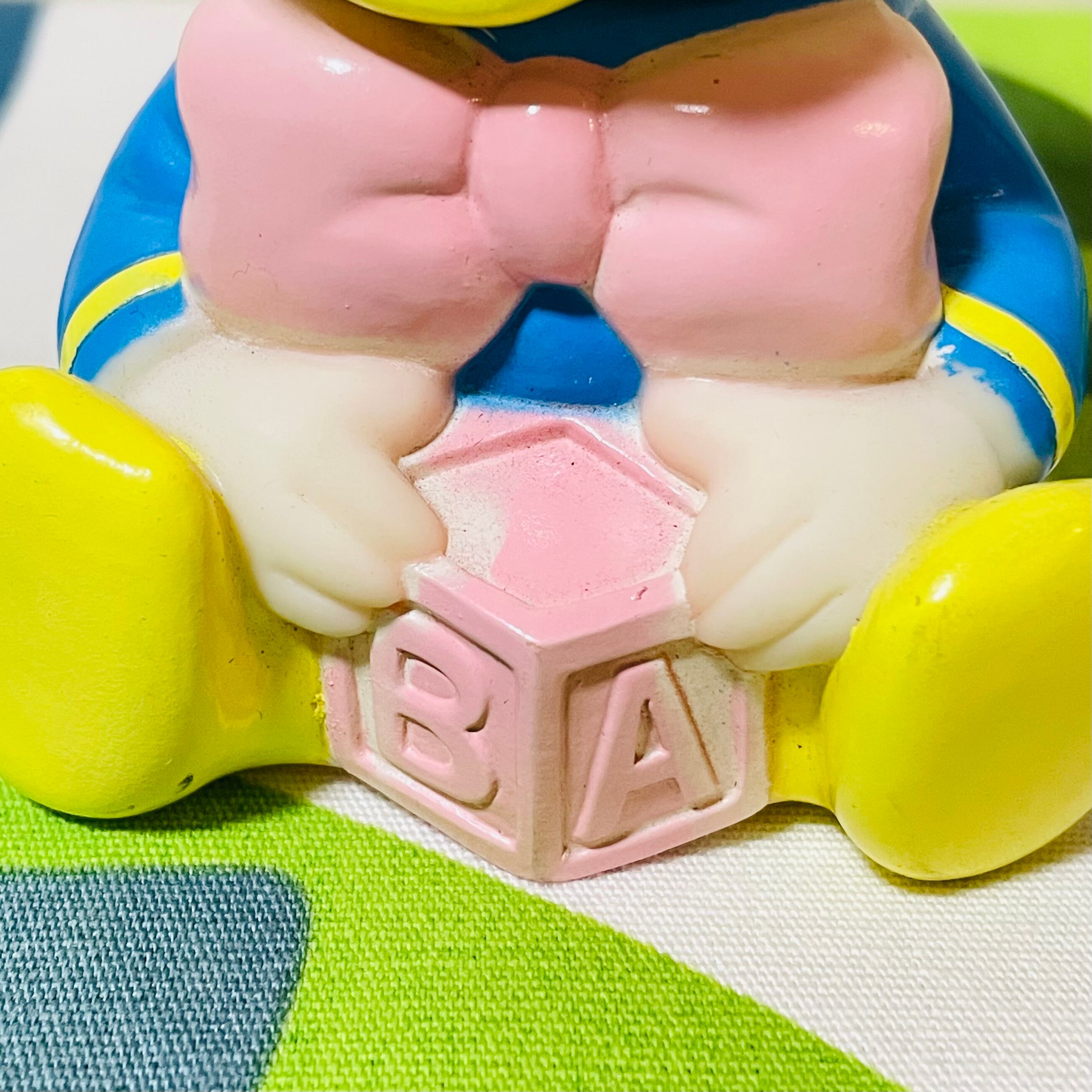 BABY DONALD DUCK SQUEAKY RUBBER DOLL ブロックを持つベビードナルド