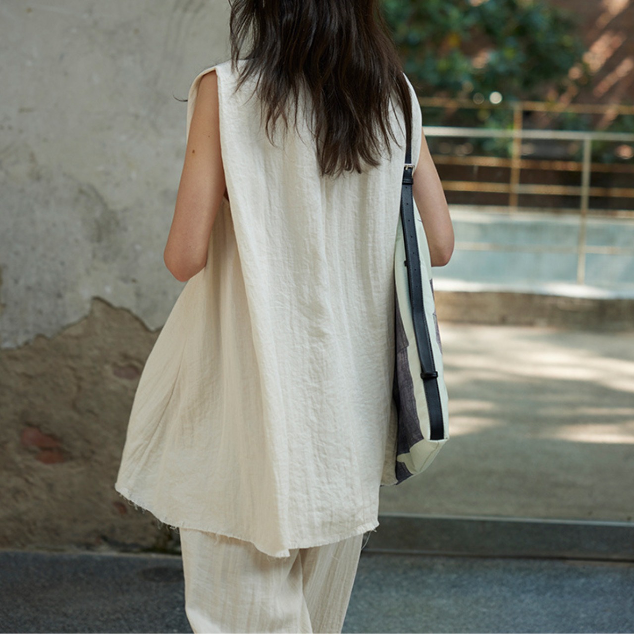 Sleeveless V-Neck tops    T3349