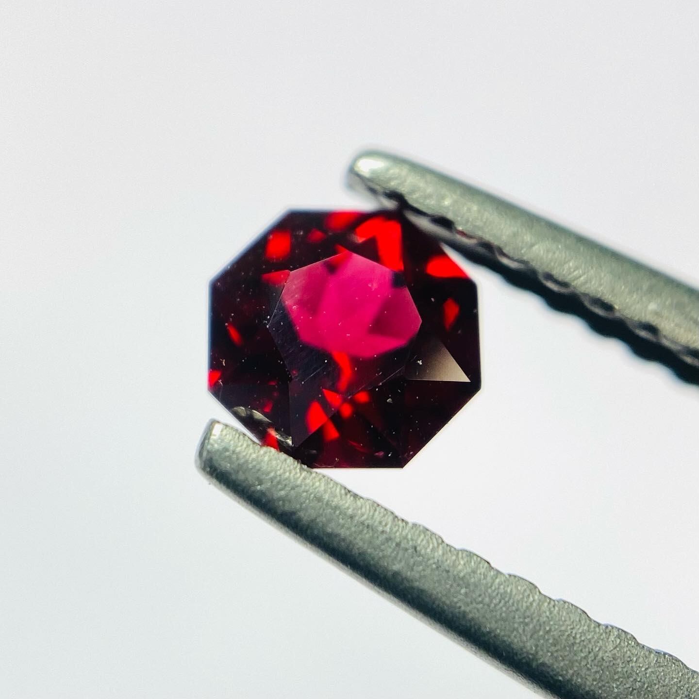 情熱の真っ赤な薔薇スピネル