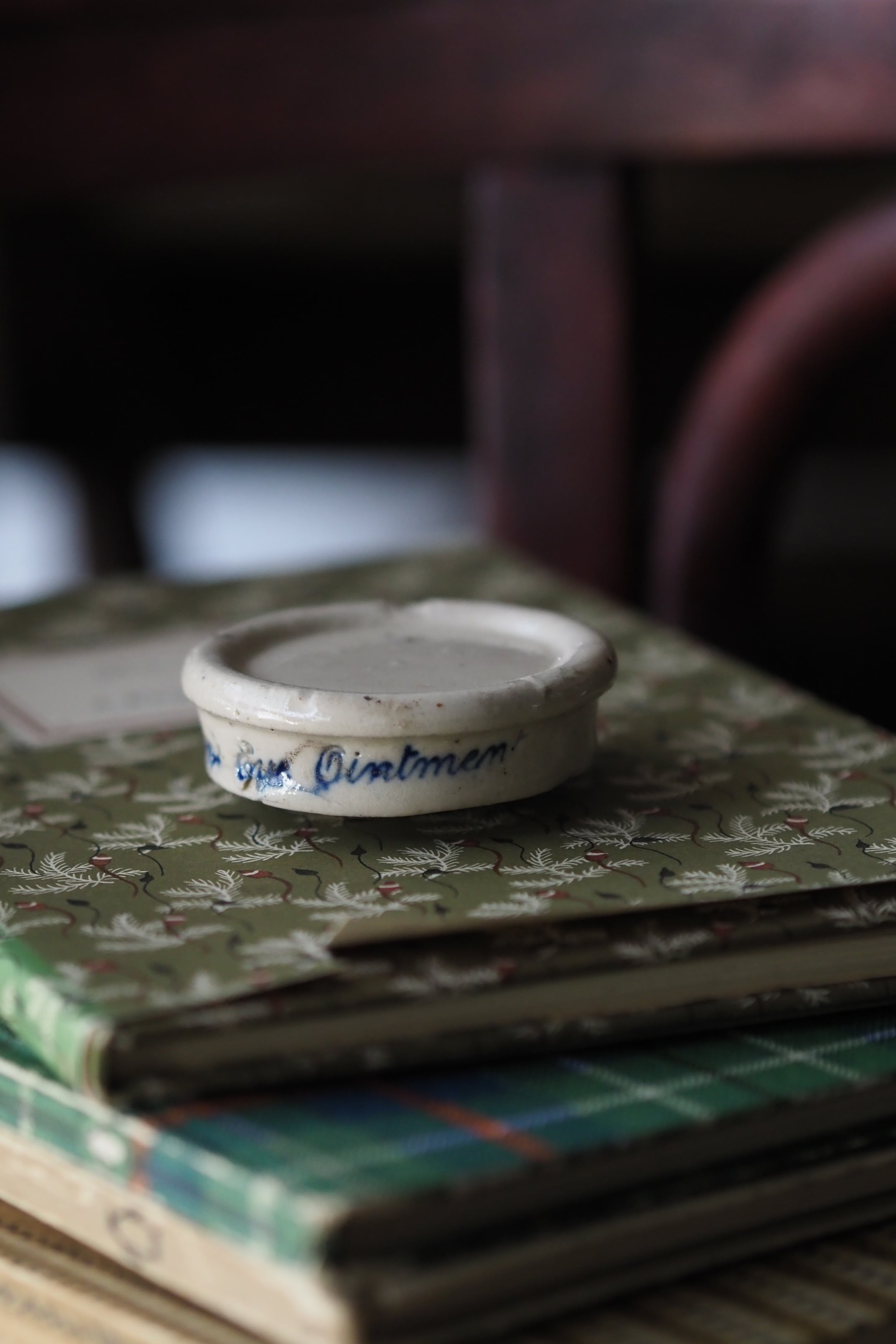 青いロゴ 眼軟膏用容器-antique ointment pot