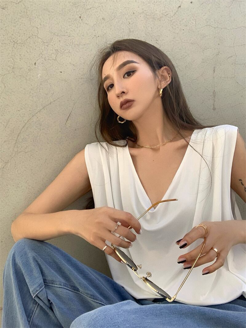 Tシャツ サマーVネックスタイル薄手ルーズホワイトノースリーブトップス 夏物 ブラックストロベリース69845654956