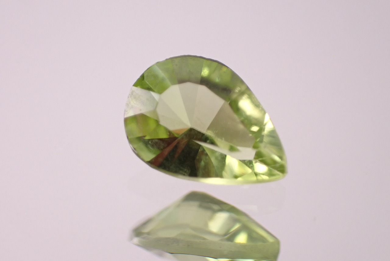 ペリドット(コンケーブカット)　0.64ct　[D2-349]