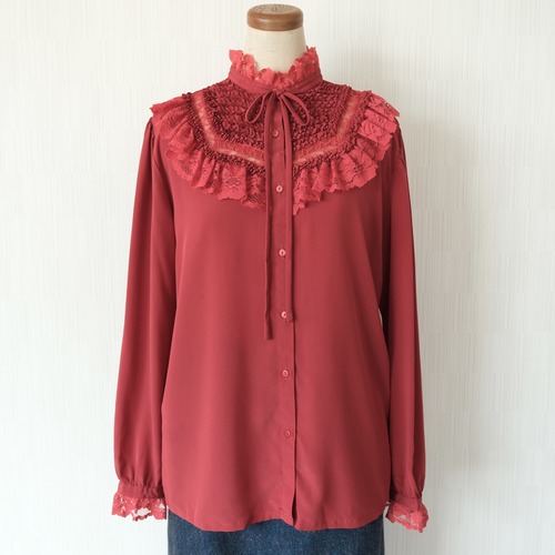 フリルとリボンのブラウス