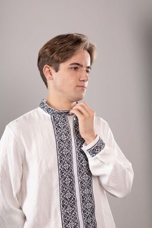 ウクライナ刺繍ヴィシヴァンカ　クロスステッチ手刺繍　XLサイズ　メンズ