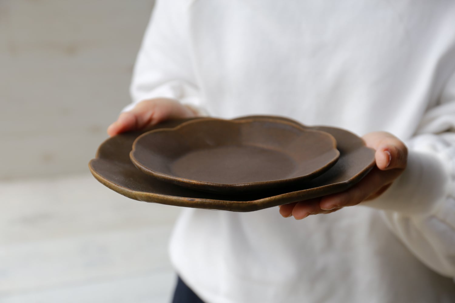 サビ釉 輪花皿 小 | 古谷製陶所