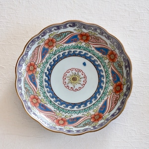 【50120】 伊万里焼の大皿(1枚） / Imari Plate L　再入荷の一枚は、お皿の中央部にブルーの色がついています。ご了承の上ご購入ください。