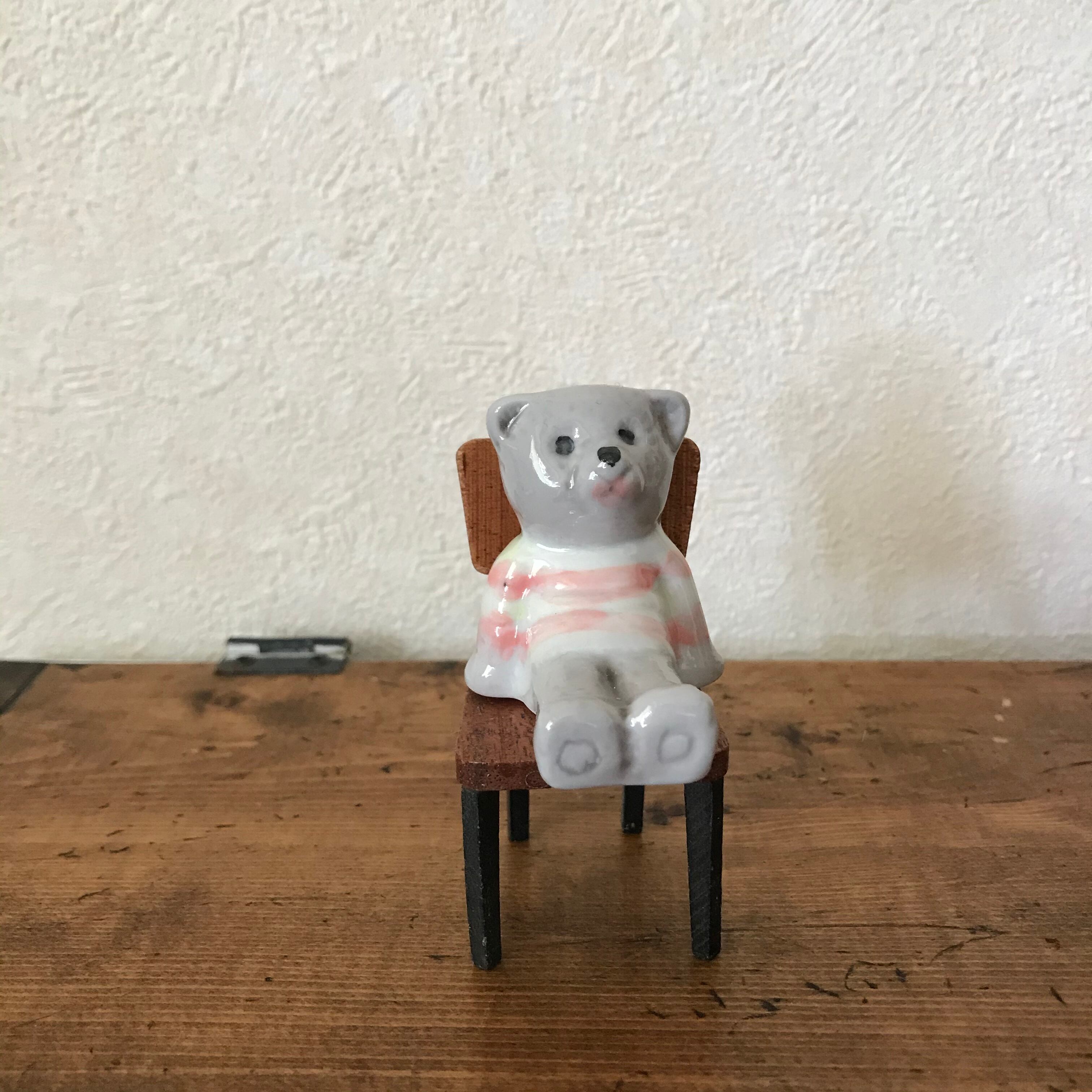 椅子と座りクマ