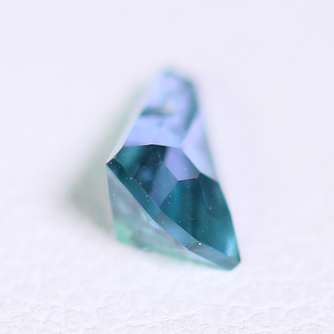 激安通販ショッピング 天然バイカラーコーネルピン0.60ct 希少石 多色