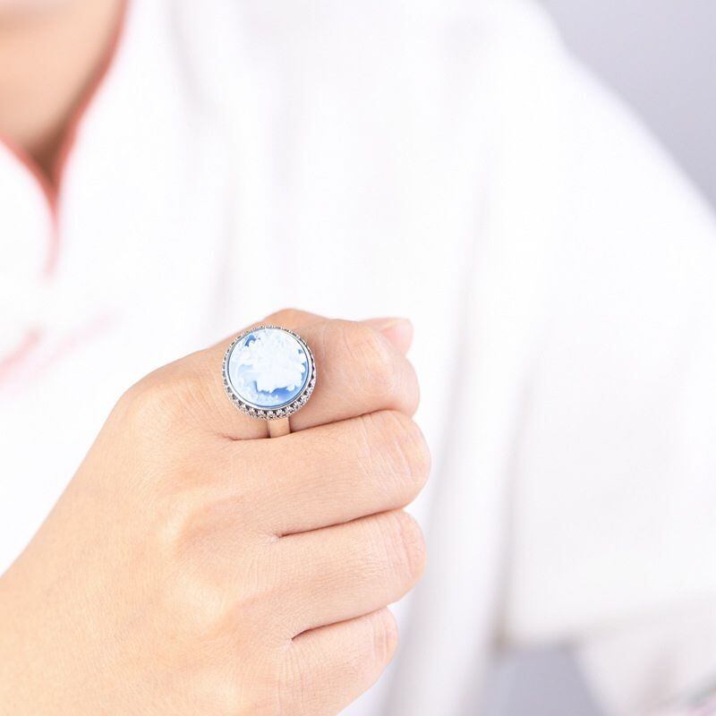 女神のカメオリング - クラシカルでありながらモダンなアクセサリー