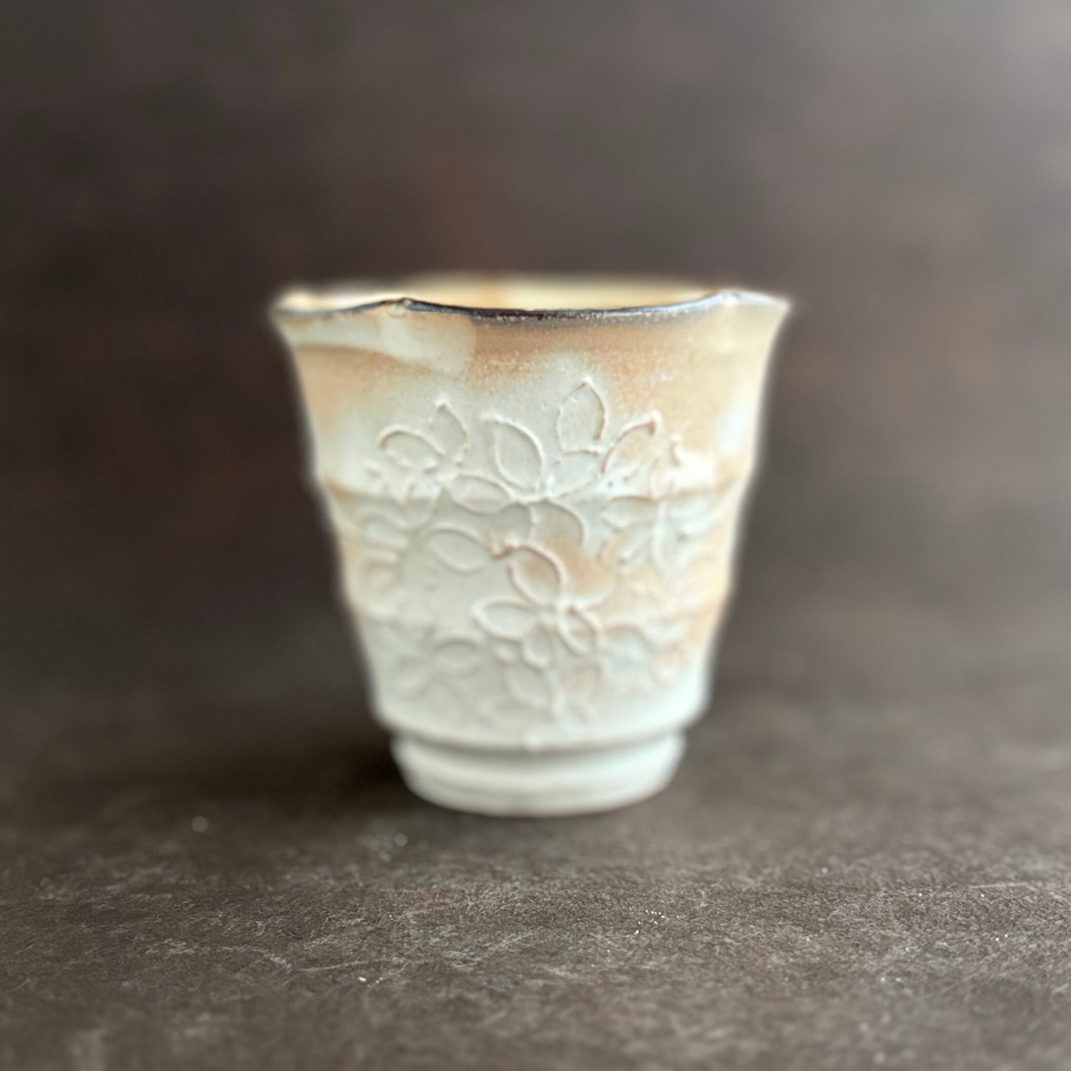 土和のルリエフ　粉引き花形湯呑み