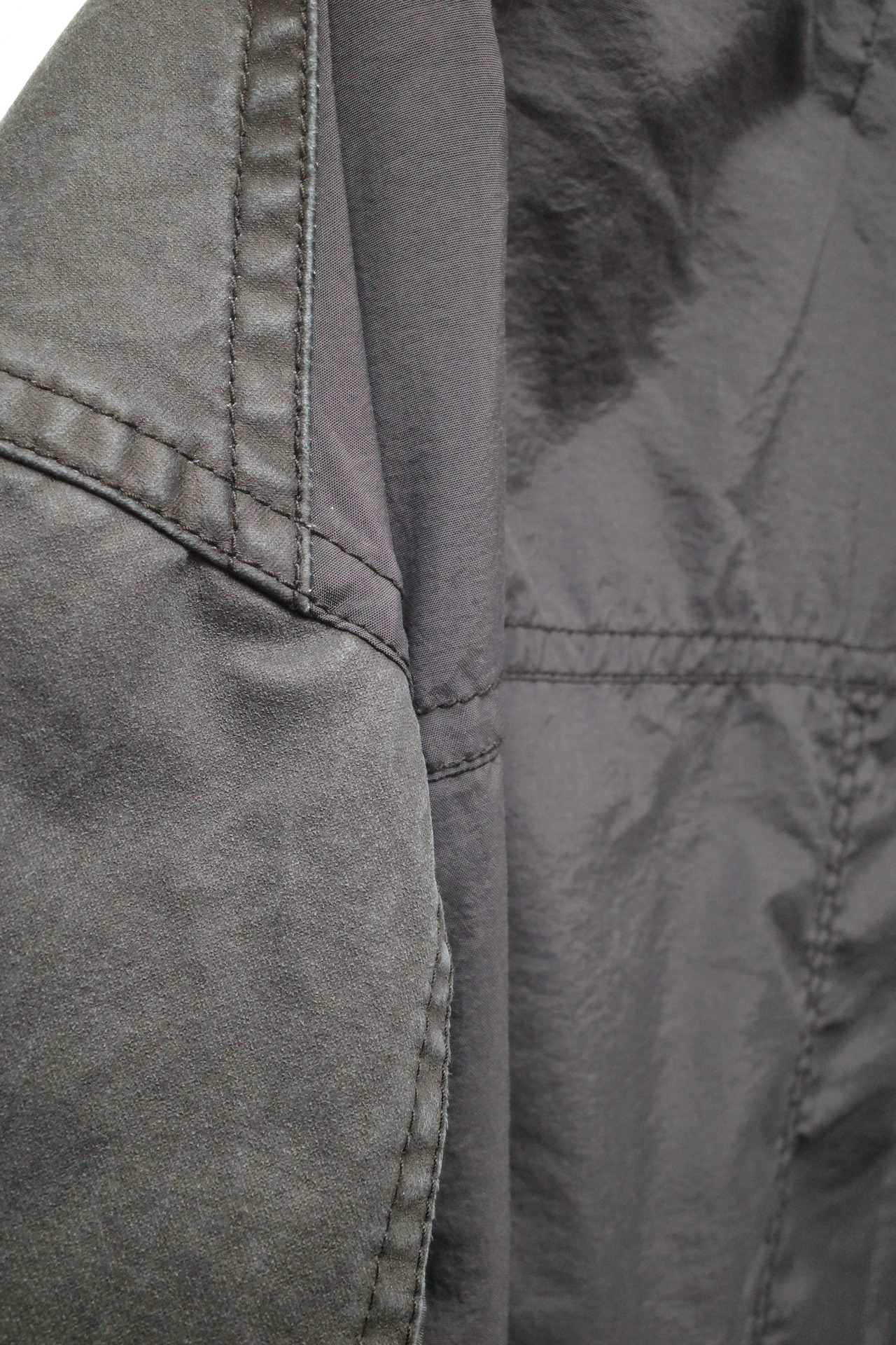 予約販売 | i’m here : - “DOCKING” JACKET ：Black｜異素材ドッキング／顔料プリント／バイオウォッシュ／ミリタリーブルゾン／ダブルファスナー
