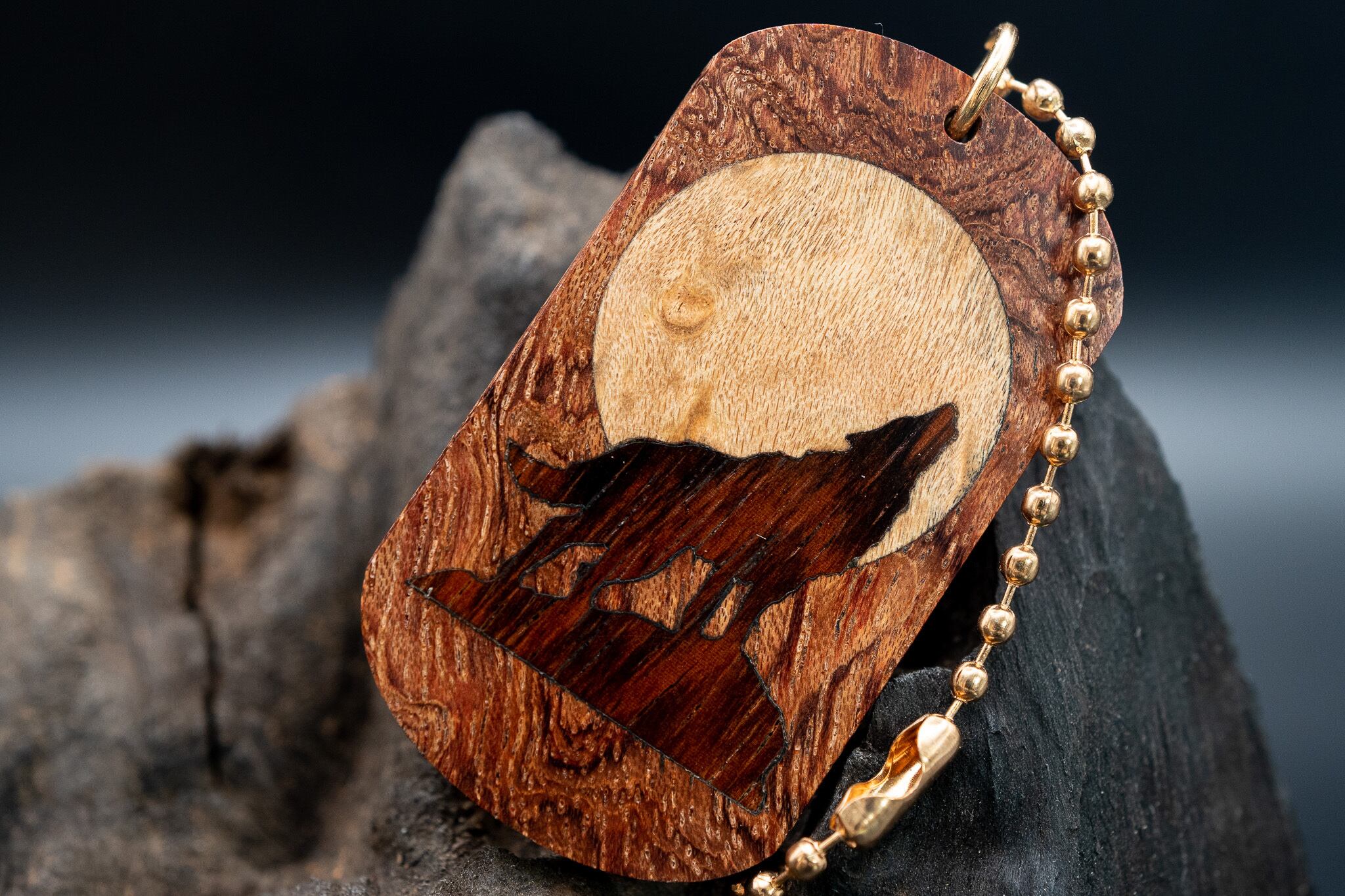 【アフリカの神宿る木】 ブビンガ ドッグタグ 象嵌 月と狼