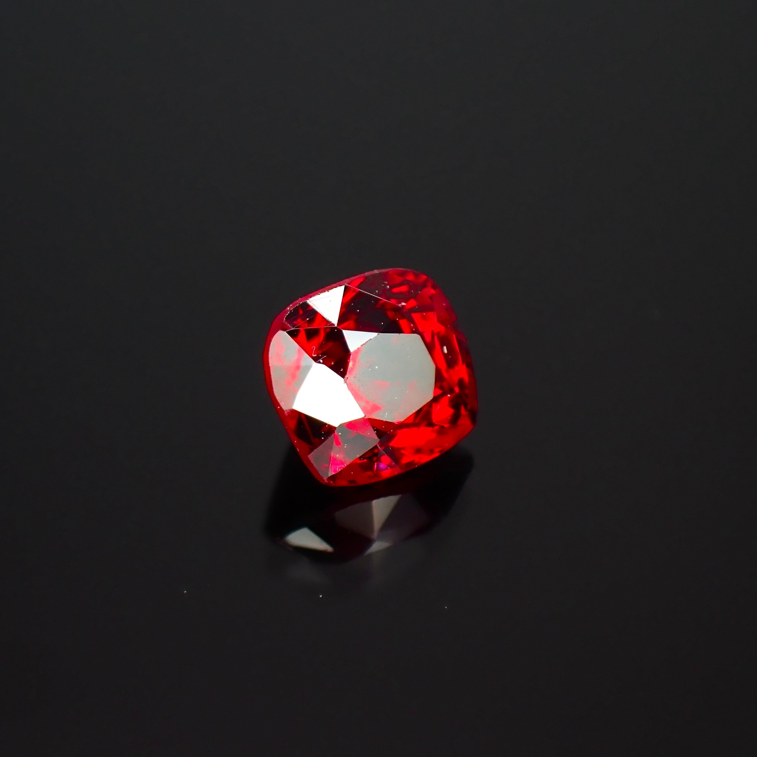 生命力溢れる深紅の宝石 0.48ct 天然 レッドスピネル | Frederick's