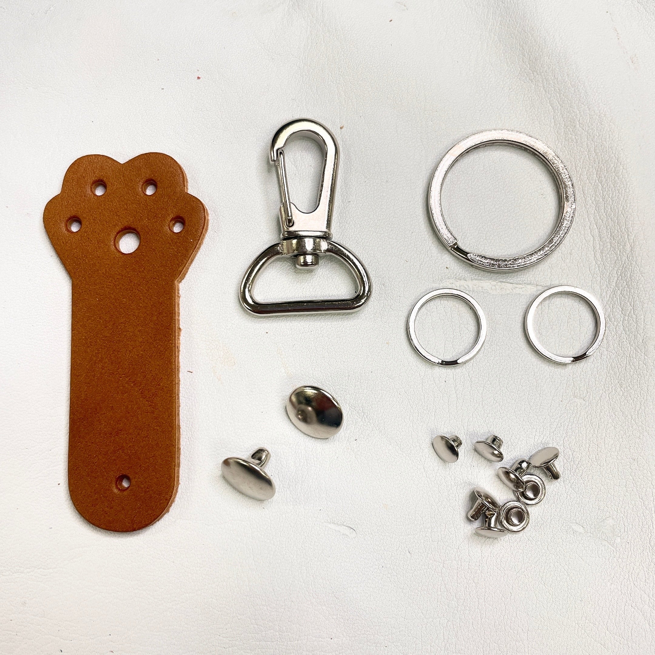 キット】肉球キーホルダー 【クエスト】 | and leather【初心者～中級