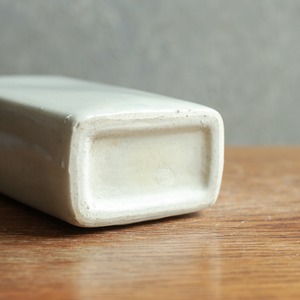 味わい深い、陶器のボトル