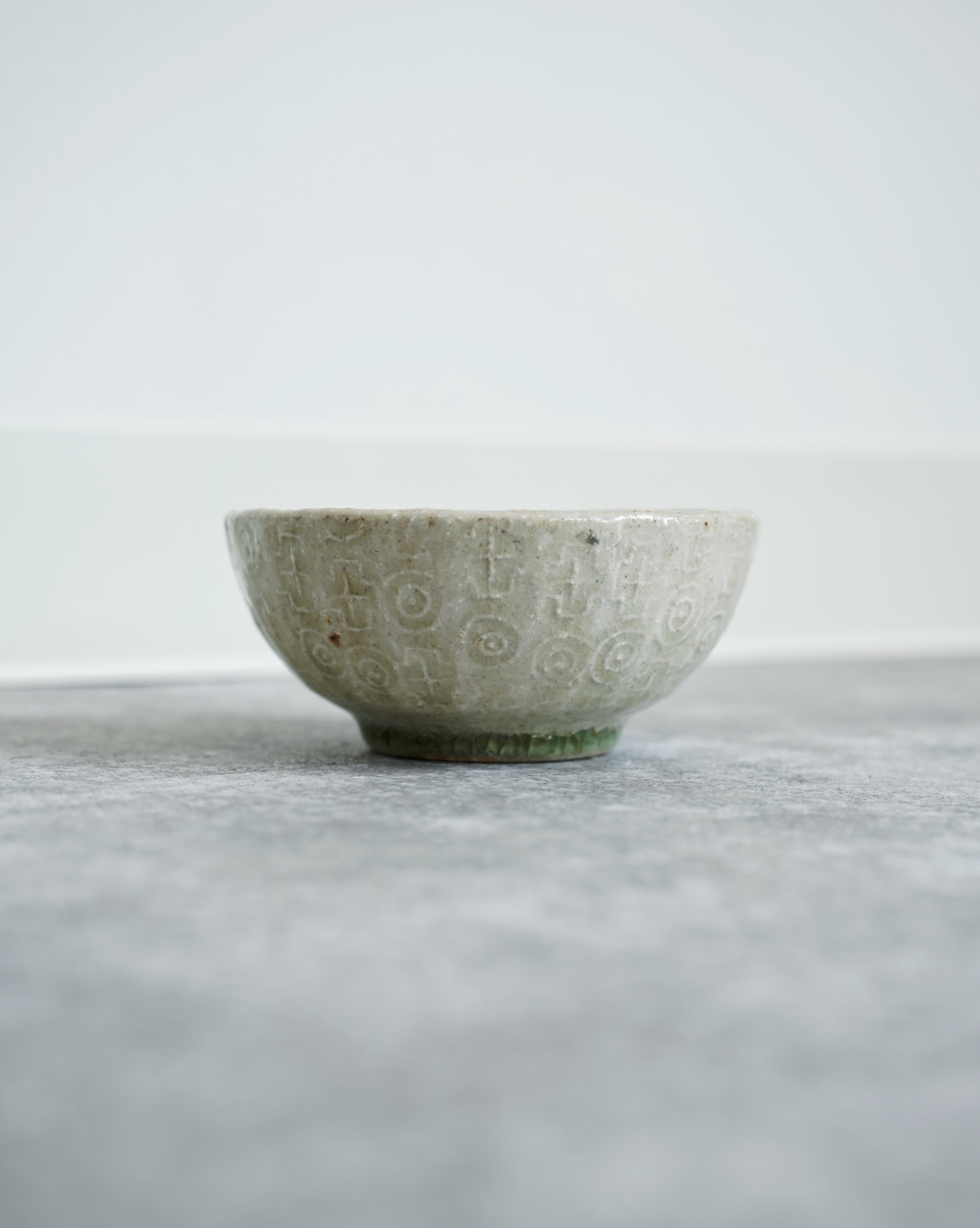 灰釉印花飯碗 / 雪ノ浦裕一