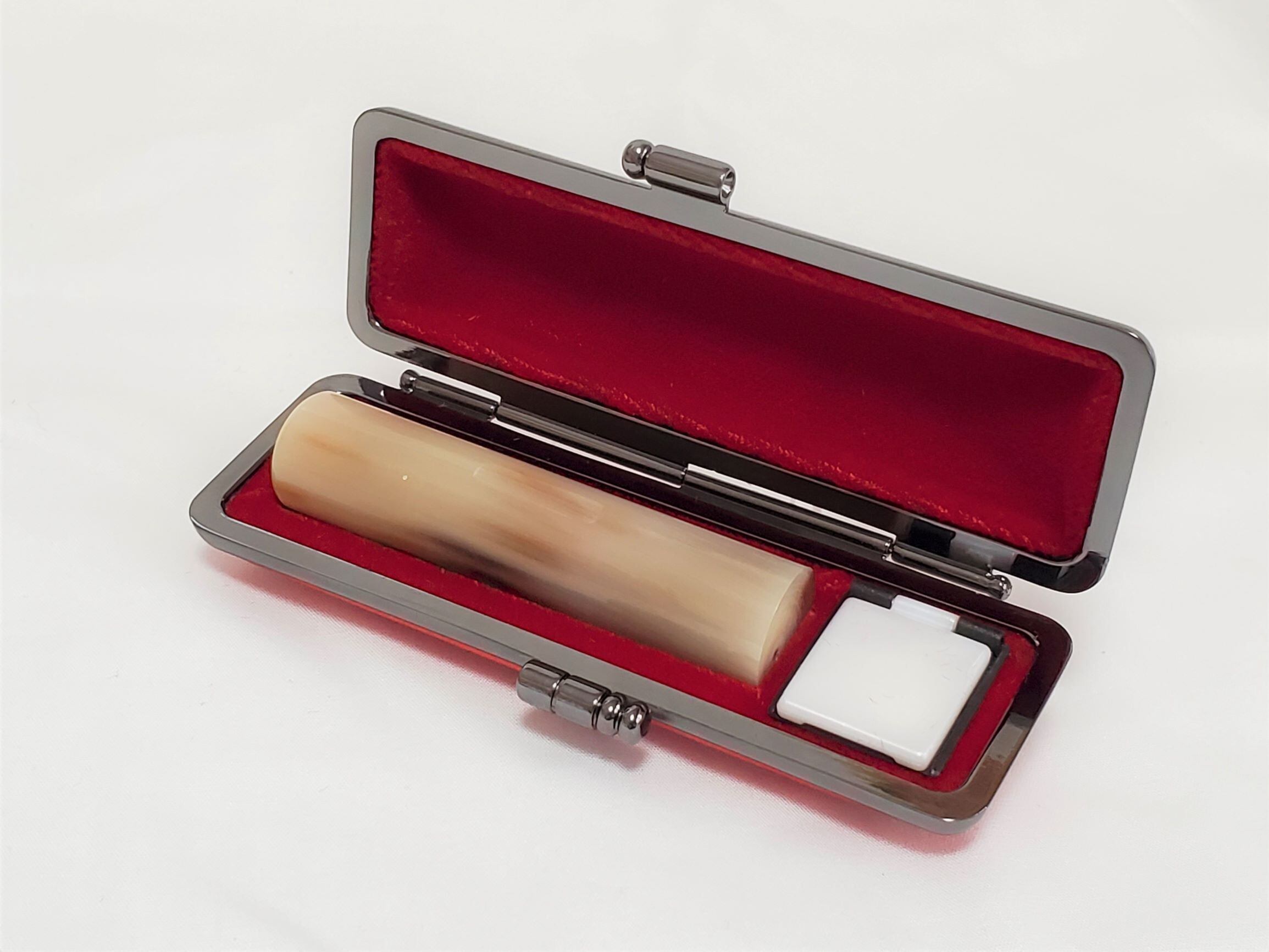 女性用実印　13,5ミリ丸高級印材牛角(色)芯持ち＋ソフト牛革ケース(赤)＋書体