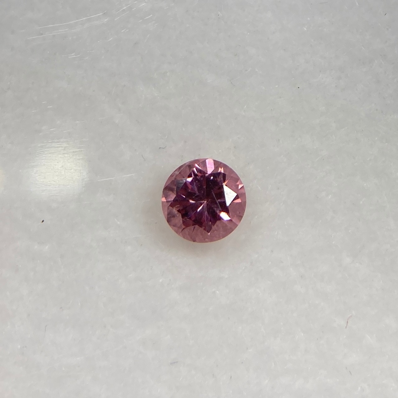 丸いスピネル  約3.3mm*2.2mm r-0349