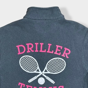 【SPORT-TEK】バックプリント テニス ワンポイントロゴ 袖ロゴ アーチロゴ DRILLER TENNIS ハーフジップ スウェット プルオーバー ダークグレー 肉厚 脇リブ 裏起毛 US古着