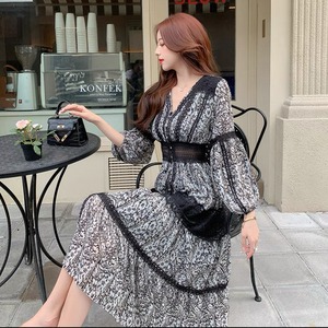 【送料無料】 ロングワンピ ミモレ ゆったり 長袖 Vネック Aライン フレア プルオーバー レース エレガント 可愛い 大人可愛い きれいめ シンプル カジュアル シック コンサバ 華やか 大人 上品 おしゃれ お洒落 主役級 こなれ感 高見え 高級感 フェミニン ガーリー 花柄 春 夏 レディース 女性用 ママ 30代 40代 デート お出かけ 女子会 お呼ばれ 休日 お茶会 授業参観 着回し 普段使い ファッション コーデ スタイル 楽ちん 体型カバー 定番 着痩せ 垢抜け ママ服