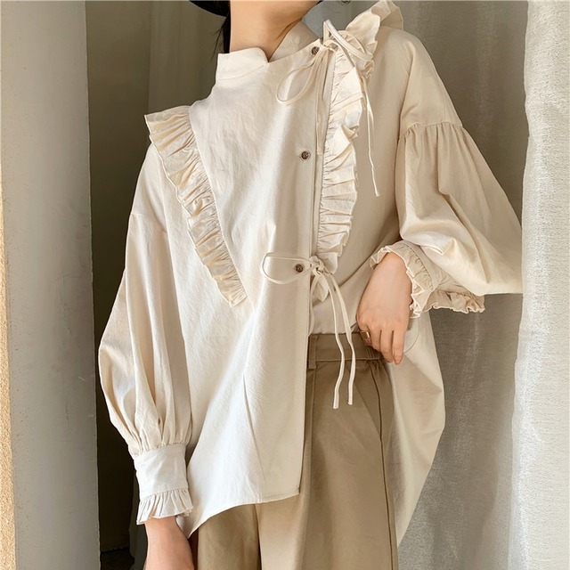 トップス レディース 送料無料 ブラウス シャツ クルーネック フリル プリーツ ギャザー アシンメトリー 長袖 襟なし シフォン 花柄 レース シアー シースルー ポリエステル ホワイト 白 ピンク アプリコット 単色 透け感 こなれ感 抜け感 ガーリー かわいい 可愛い 涼し 通気性 キュート 上品 エレガント きれいめ ラブリー 女の子 お洒落 おしゃれ 春 春服 夏 夏服 10代 20代 デート おでかけ モテ 女子会 普段使い 着回し 重ね着 定番 2021 韓国 韓国系 オルチャン