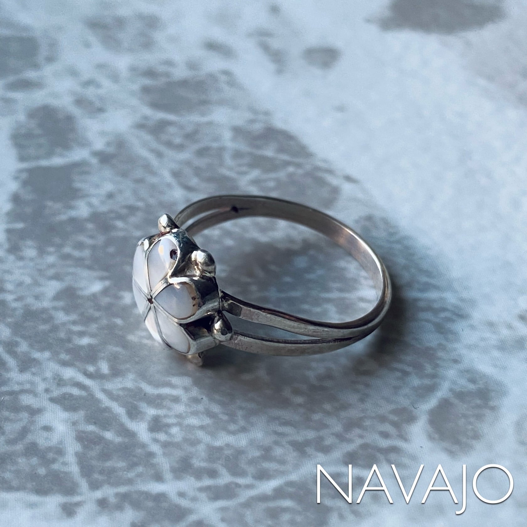 Navajo shell ring #10 Indian jewelry ナバホ族　シェル　リング　インディアンジュエリー　シルバー925　花　 フラワー　指輪　ナバホ族　シンプル　民族　天然石　女性　レディース　プレゼント ギフト　送料無料 nvj