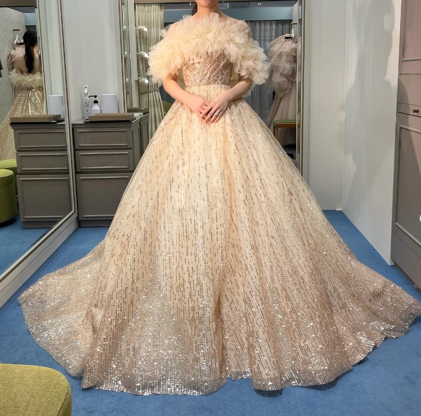 カラードレス オフショルダー シャンパン色 デザイン感 キラキラ  